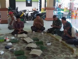 Babinsa Koramil 0816/13 Wonoayu Menghadiri Tradisi Tahunan, Sembelih Kerbau dalam Rangka Ruwah Desa