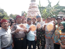 Danramil 0816/13 Wonoayu Bersama Warga Hadiri Ritual Sedekah Bumi