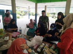 Babinsa Koramil 0816/10 Balongbendo Sertu Imam melaksanakan kegiatan komsos dengan ibu-ibu PKK