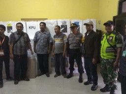 Anggota Koramil0816/10 Balongbendo melaksanakan Pengiriman logistik Pilpres/Pileg