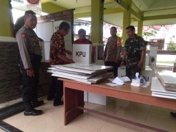 Anggota Kodim 0816/Sidoarjo melakukan Penjagaan Pengamanan Logistik Pemilu 2019