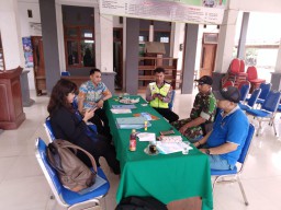 Babinsa Koramil 0816/10 Balongbendo Serda Arbarofi melaksanakan kegiatan komsos