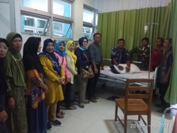 Tunjukan Kepedulian, Danramil 0816/13 Wonoayu Besuk Anggotanya Yang Sedang Dirawat