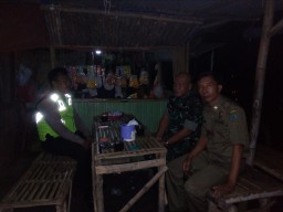 Monitor situasi pasca Pemilu, Danramil Komsos Bersama anggota Polsek dan Kasi Trantib.