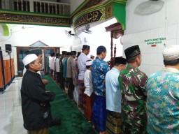 Koramil 0816/13 Wonoayu Shalat Tahajud Bersama Warga