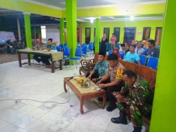 Babinsa dan Babinkamtibmas Bersinergi Pam Wayang Kulit Di Desa Ploso