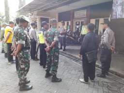 Anggota Koramil 0816/18 Sedati dan Anggota Polsek Sedati, melaksanakan Penjagaan dan Pengamanan penyimpanan Logistik Pilpres dan Pileg Pemilu 2019