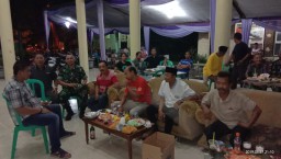 Serma Listiawan bersama Forpimka Tarik menghadiri pagelaran wayang kulit dalam rangka Ruwah Desa klanting sari