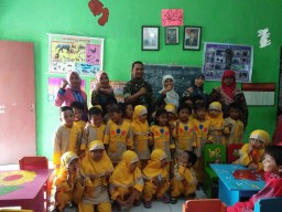 Tumbuhkan Rasa Cinta Tanah Air, Babinsa Ramil 0816/04 Porong komsos dengan siswa TK DHARMA WANITA