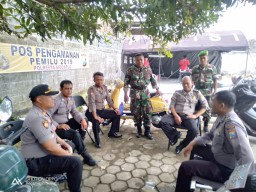 Anggota Koramil 0816/13 Dan Anggota Polsek Melaksanakan Penjagaan Logistik Pilpres Dan Pileg
