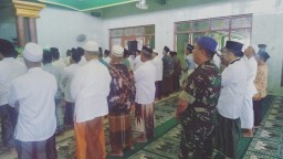 Babinsa anggota Koramil 0816/02 Candi larut dengan warga MWC NU melalui ISTIGHOSAH bersama