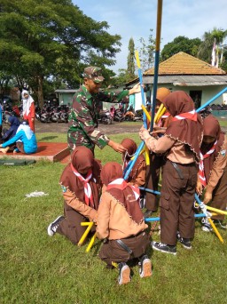 Babinsa Koramil 0816/08 mengajarkan Pioneer pada siswa SMPN 1 Dukuhsari Jabon