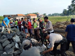 Babinsa 0816/13 Wonoayu Sertu Subadri hadiri peletakan Batu Pertama Pembangunan Masjid di Desa Binaanya