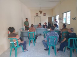 Babinsa Koramil 0816/16 Waru melaksanakan komsos terhadap perangkat Desa Medaeng