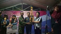 Pelda Subakir Babinsa Koramil 0816/17 Gedangan menyerahkan Piala bergilir Pangdam V/ Brw kepada Peserta juara 1 Lomba PBB tingkat Pteton.