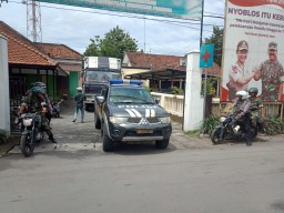 Koramil Bersama Polsek Prambon Kawal Pengembalian Kotak Suara dari PPK ke Gudang KPU