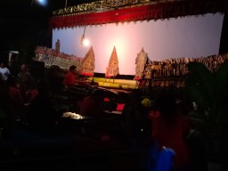 Babinsa 0816/13 Wonoayu melaksanakan pengamanan wayang kulit di Desa Pilang Kec. Wonoayu