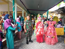 Babinsa Desa entalsewu Serda sarjono bersama warga memeriahkan Hari Kartini