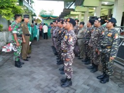 Terapkan Disiplin dan Jiwa Korsa, Anggota Koramil 0816/16 Waru melatih PBB Kader Banser Ranting Waru