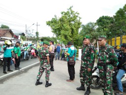 Koramil 0816/13 bersama Polsek berikan pengamanan ke perusahaan dalam rangka peringatan Hari Buruh Internasional tahun 2019