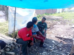 Tingkatkan SDM dan SDA, Babinsa Koramil 0816/16 Waru komsos dengan petani tambak warga Desa Tambak Rejo