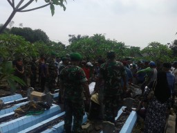 Anggota Koramil 0816/ 11 Tarik menghadiri pemakaman mantan anggota Kodim 0816/Sidoarjo