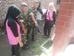 Babinsa 0816/13 Wonoayu aktif mendampingi petugas kesehatan dari Puskesmas Wonoayu