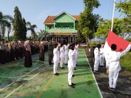 Anggota Koramil 0816/10 Balongbendo pimpin pelaksanaan upacara bendera