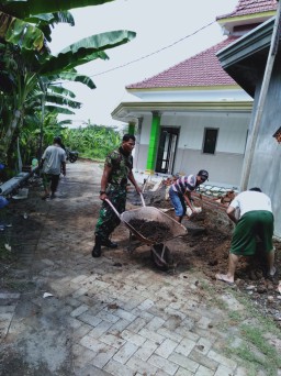 Babinsa Koramil 0816/08 Jabon bantu warga kerja bakti pembangunan Musholla Darul Ulum