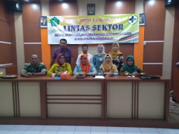 Batuud Koramil 0816/01 kota menghadiri Rakor Kesehatan di Puskesmas Sekardangan.