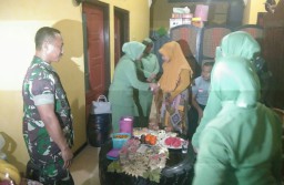 Danramil/06 Tanggulangin mendampingi Ketua Persit Kartika Candra kirana Cabang.43 Kodim 0816 mengunjungi kediaman Anggota yang Sakit.