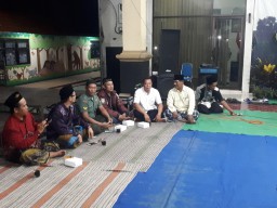 Babinsa Koramil 0816/12 Prambon yang selalu Turut Hadir Di Acara Rapat Pemilihan RW di Desa Binaanya