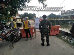 ERCTION GIRDER koramil0816/10 Balongbendo Babinsa Serda Arbarofi melaksanakan pengamanan Penutupan jalan desa