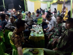 Babinsa Koramil 0816/11 Tarik Menghadiri Resepsi Pernikahan Warga Binaan Sebagai Sarana Komsos Babinsa
