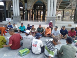 Babinsa Ramil 0816/13 Wonoayu Bersama Masyarakat Bangun Jembatan