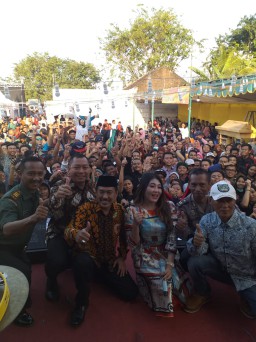 Danramil 0816/06 bersama Forkopimka Tanggulangin membuka acara bazar