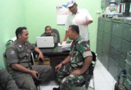 Babinsa Koramil 0816/04 Porong melaksanakan komsos dengan Satpol PP Kec. Porong
