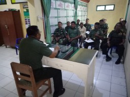 Danramil Wonoayu Beri Jam Komandan Kepada Anggota Koramil 0816/13
