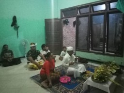 Sertu I Nengah Medal Laksanakan Upacara Prayascita Biakala.