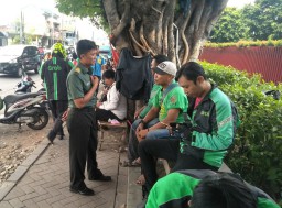 Babinsa Ramil 0816/16 Waru komsos terhadap paguyupan Ojek Online di desa Medaeng Waru