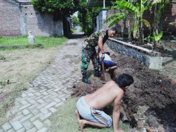Babinsa 0816/08 Jabon Serka Tasmin bersama masyarakat Kerja Bakti Membuat Selokan
