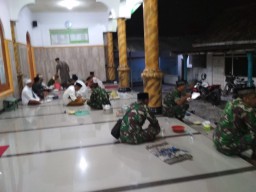 Anggota Koramil 0816/10 Balongbendo ikuti buka bersama dengan tokoh agama di bulan suci Ramadan