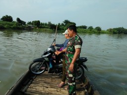Babinsa Koramil 0816/08 Jabon komsos dengan warga di Dermaga Tlocor
