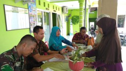 Babinsa Ramil 0816/13 Pelda H.M Sugiyo dampingi pembagian Kartu Indonesia Sehat KIS