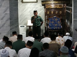 Indahnya kebersamaan, Anggota Koramil 0816/15 melaksanakan sholat malam bersama Toga dan masyarakat
