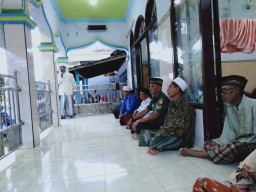 Babinsa Desa Keboguyang Koramil 0816/08 Jabon tebar wawasan kebangsaan disaat berbuka puasa bersama