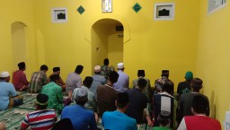Babinsa Ramil 0816/11 Tarik Sholat Tarawih bersama warga binaan