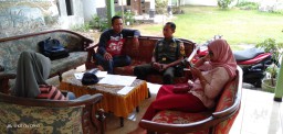 BAbinsa Koramil 0816/13 Wonoayu komsos dengan perangkat Desa Candinegoro