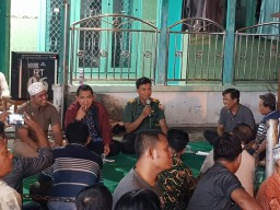 Babinsa koramil 0816/16 waru selalu hadir di tengah-tengah masyarakat Desa Medaeng waru
