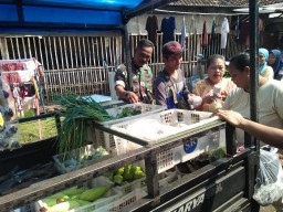 Anggota Koramil 0816/08 Jabon melaksanakan pengecekan harga sembako di pasar tradisional